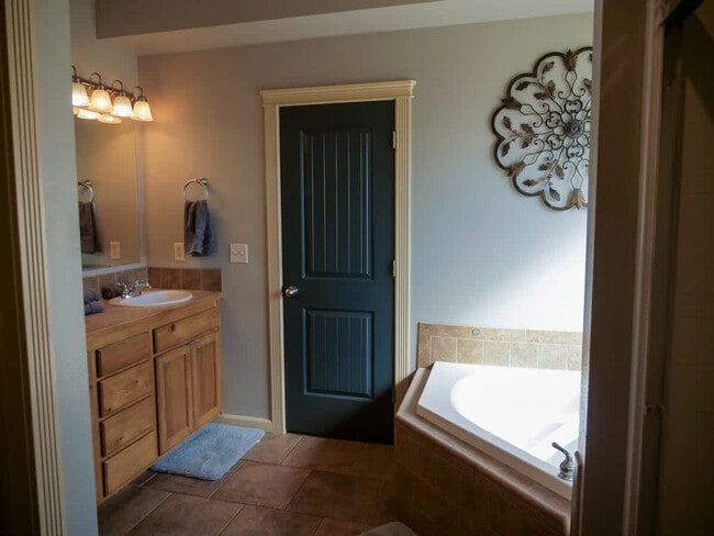 Building Photo - 151 Cub St W