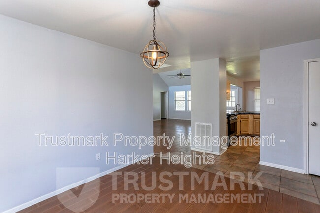 Building Photo - 320 Armadillo Ln