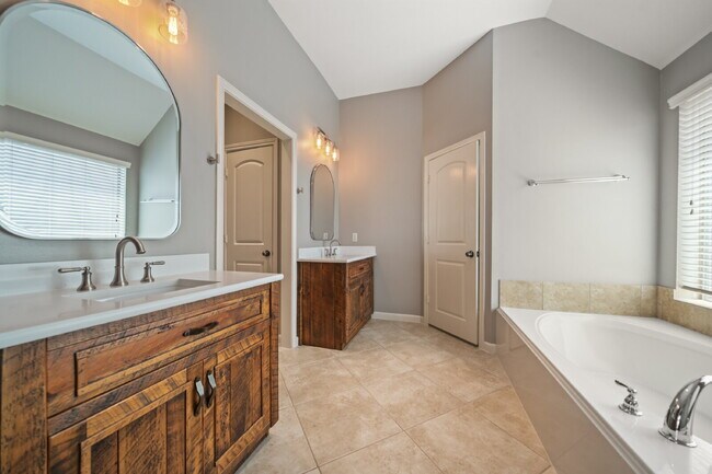 Building Photo - Move-in Ready!  Beautiful Perry Home One Story Home!