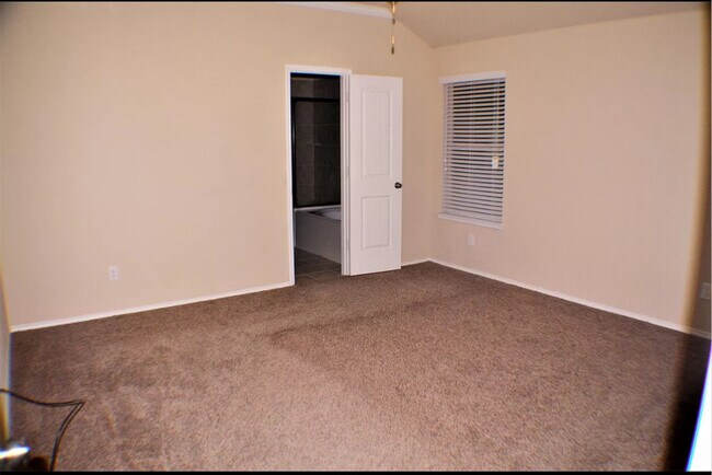 Building Photo - 701 Cheyenne Dr