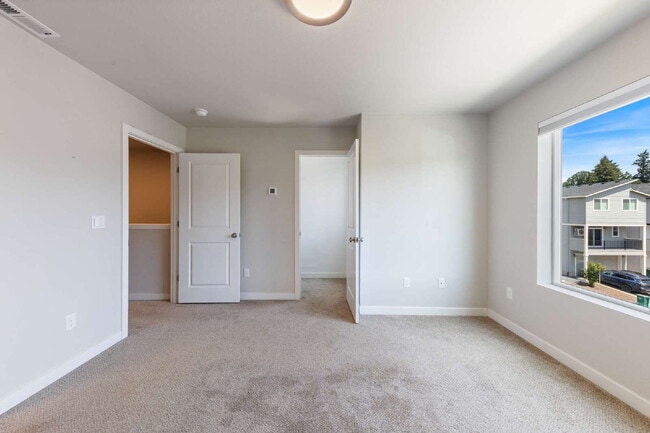 Building Photo - Charming 2-Bed with 2.5 Baths in Newberg