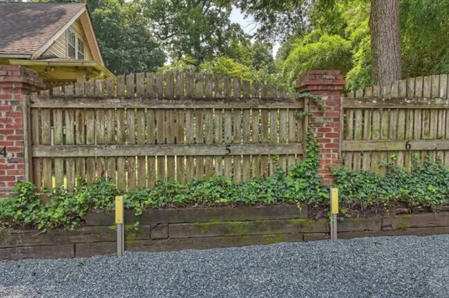 Building Photo - 518 Lamar Ave