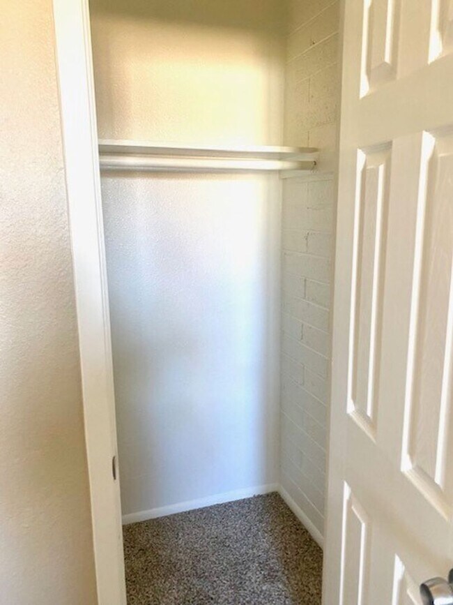 Building Photo - Great 4 Bedroom Home, Location, location!