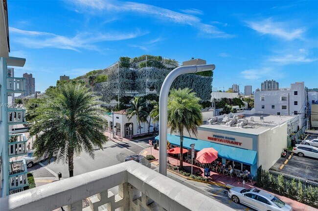 Building Photo - 713 Collins Ave