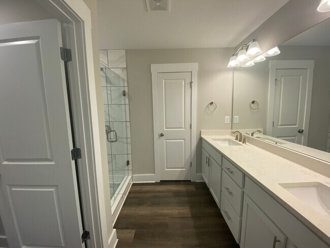 Building Photo - 5 Bed 3 Bath in Stone Mountain!