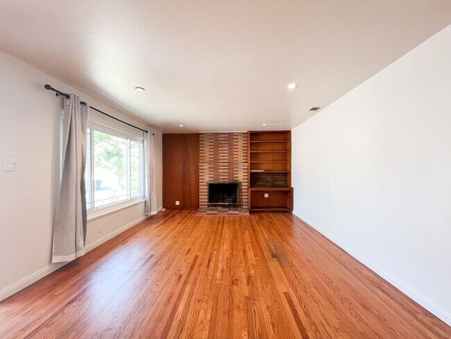 Building Photo - Tahoe Park Gem in Great Location!