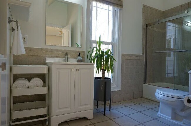 Building Photo - 5909 Greenevers Dr