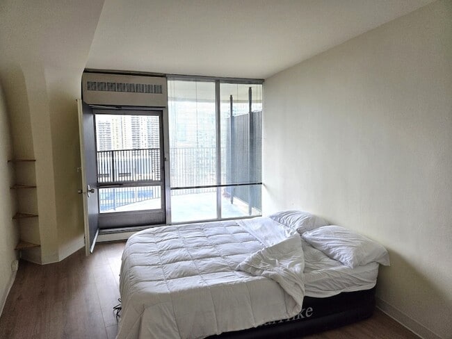 Building Photo - 300 N State St