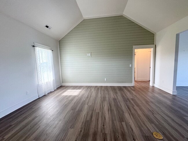 Building Photo - 477 N Trotman Rd
