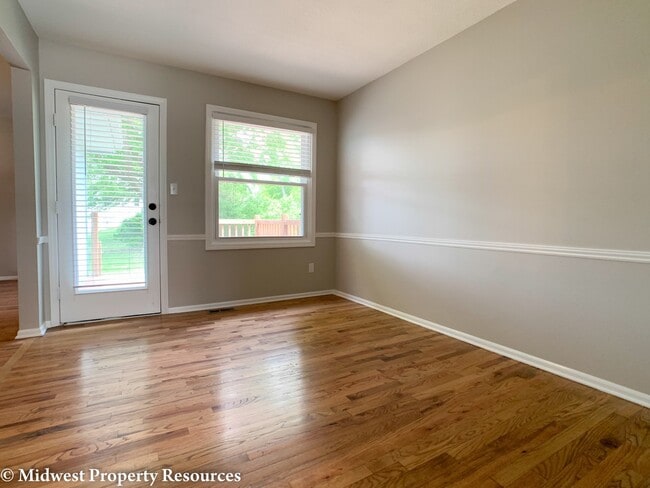 Building Photo - Spacious home with so many updates!  3 bedroom 2.5 baths in Blue Springs