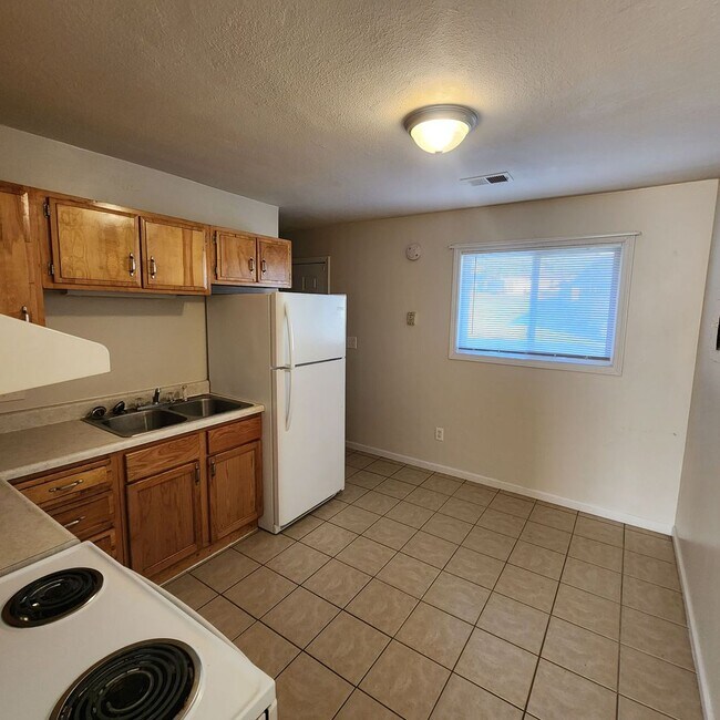 Building Photo - 2 Bedroom, 1 Bathroom Duplex Unit in Indep...
