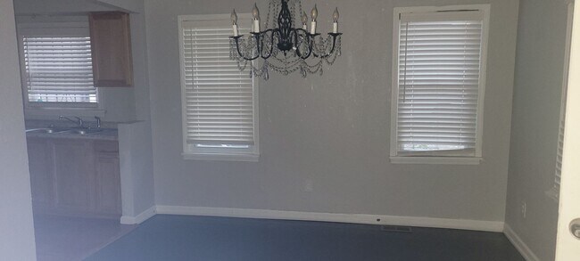 Building Photo - Lovely 3 Bedroom 2 Bath