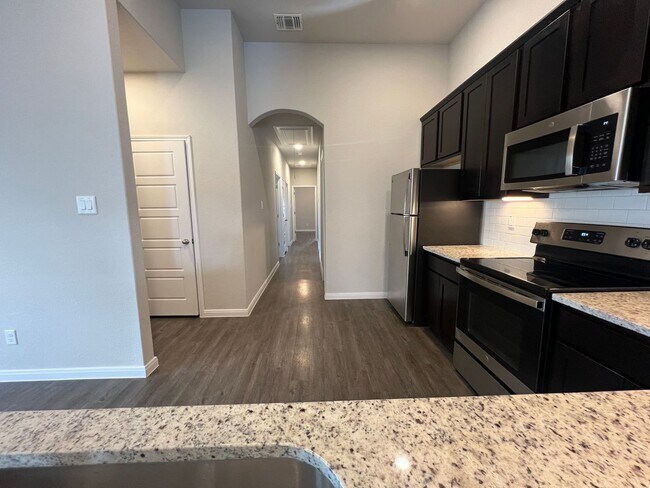 Building Photo - Luxury 3/2 Duplex in Seguin, Texas