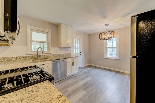 Building Photo - Beautiful 2-Bed, 1-Bath House in Overland ...