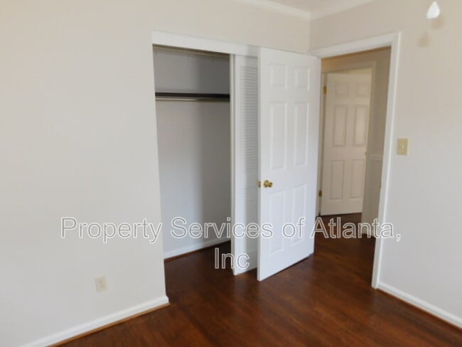 Building Photo - 879 Forest Ridge Dr SE