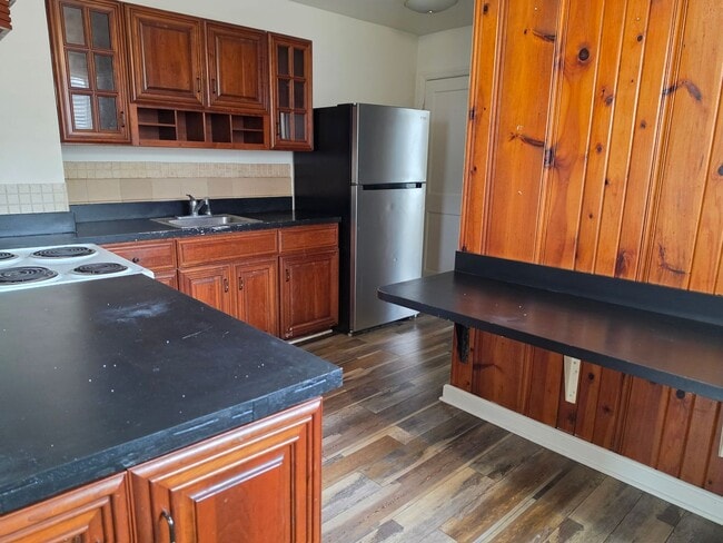 Building Photo - 433 Sandhurst Dr