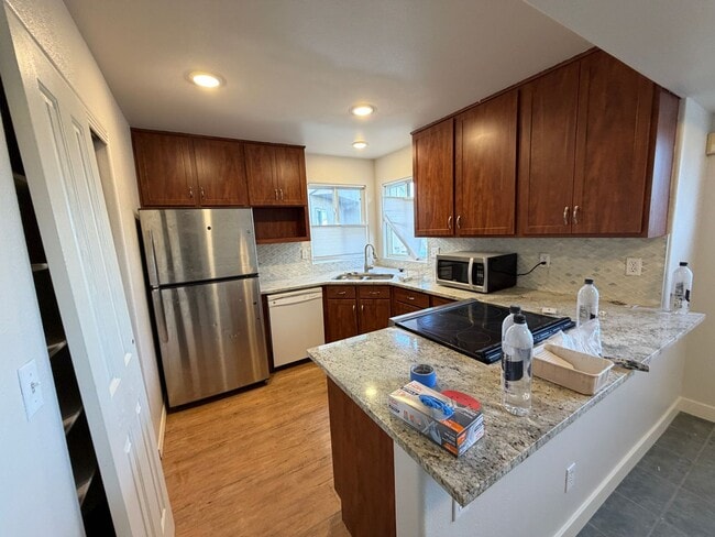 Building Photo - Premier Location!