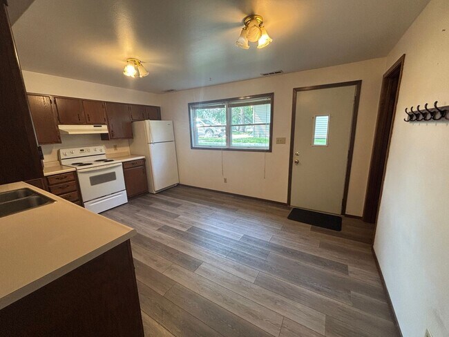 Building Photo - Fandre Dr 2823-2825