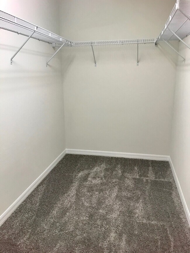 Building Photo - Energy Efficient 3/3 Townhome w/ 2 Car Gar...