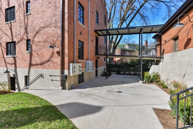 Building Photo - 1411 Willow Ave