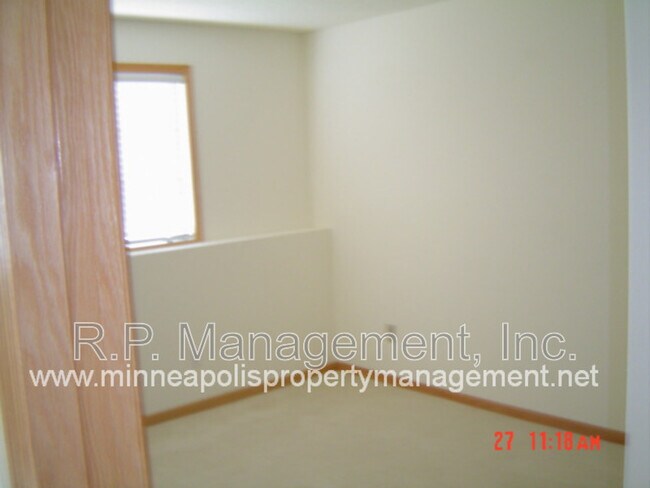 Building Photo - 15220 Florist Cir