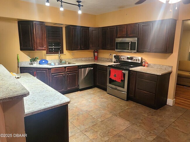 Building Photo - 429 Brentwood Dr