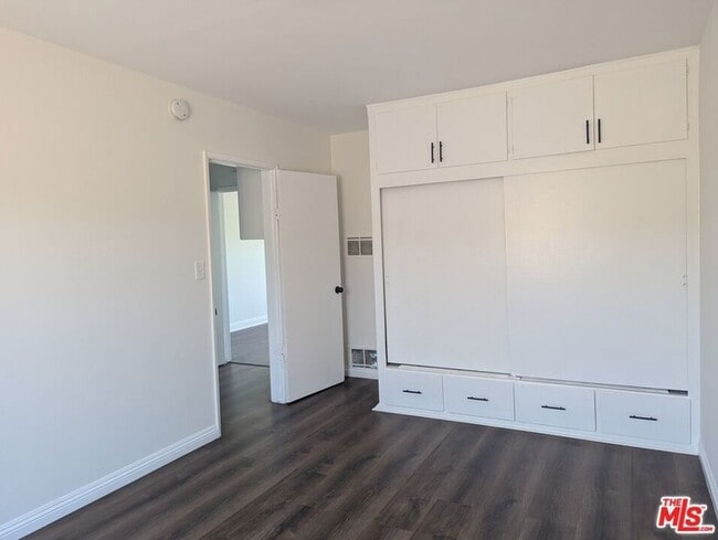 Building Photo - 4777 San Vicente Blvd