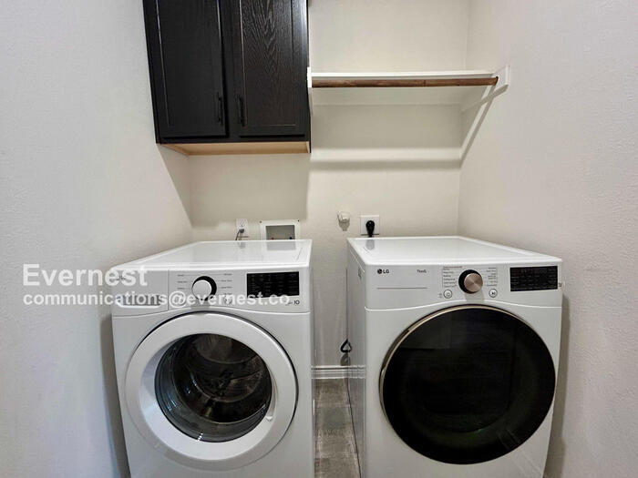 Building Photo - 2462 San Marcos Dr