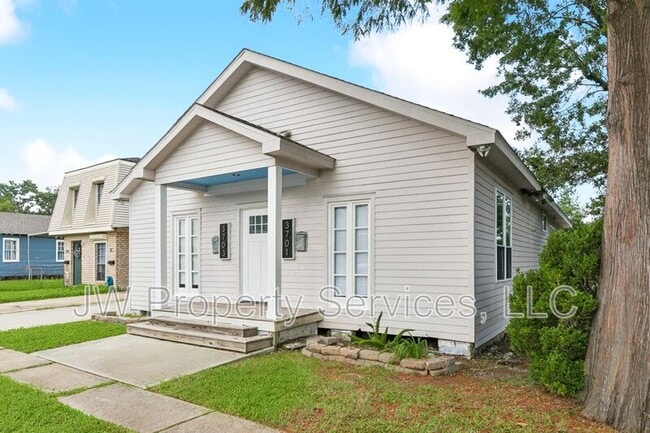 Building Photo - 3701 Derbigny St