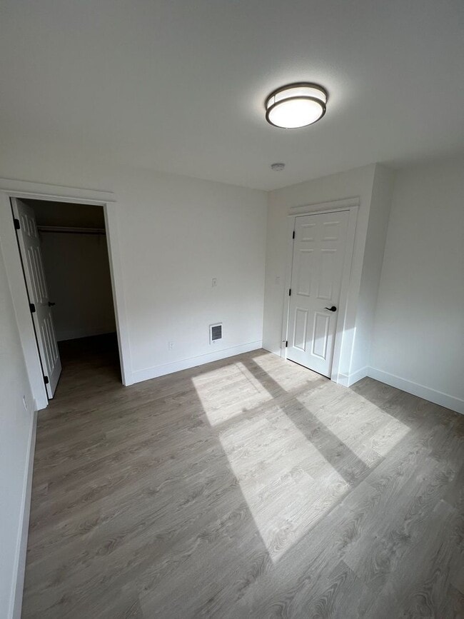 Building Photo - Newer 3 Bedroom Duplex with Gorgeous River Views