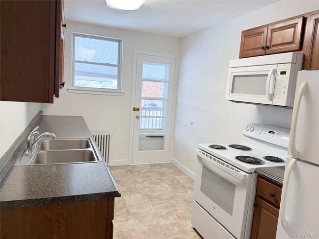 Building Photo - 6 Oakland Ct