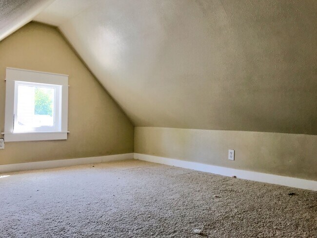 Building Photo - Foster-Powell Charming Bungalow with Bonus Finished Attic Space