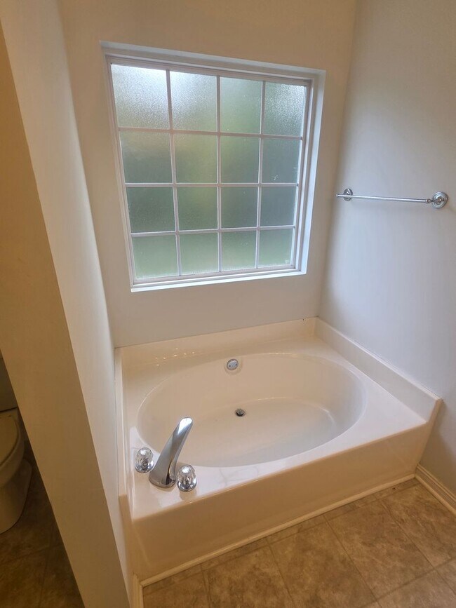 Building Photo - Beautifully remodeled home in LaVergne