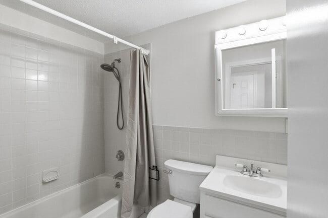 Building Photo - 386 Great Rd