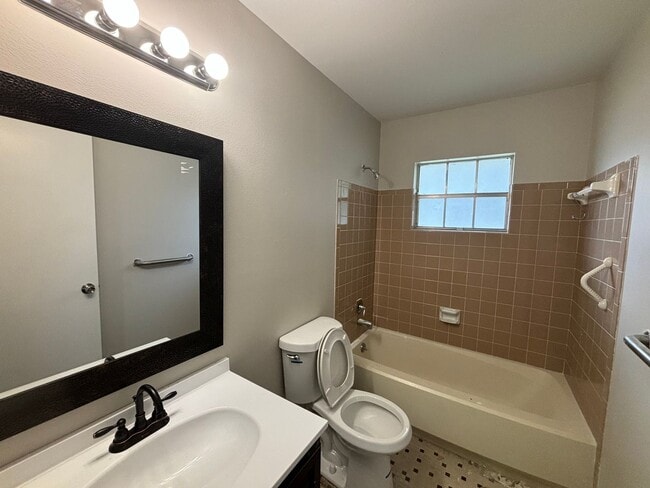 Building Photo - Bed 2 Bath, 2 car garage (SW Ocala/ Marion Oaks)