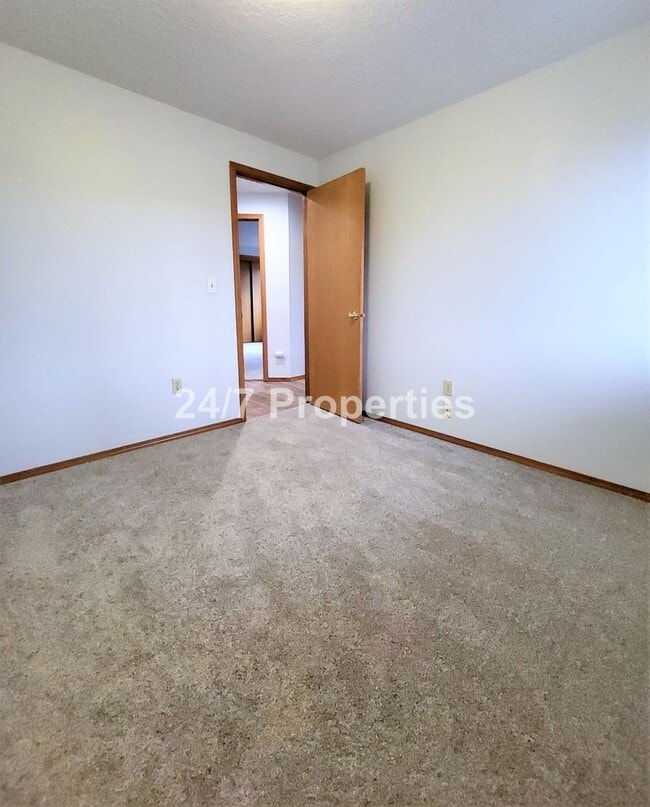 Building Photo - Updated 3BD | 2BA Home with Garage & Large Deck - Hillsboro