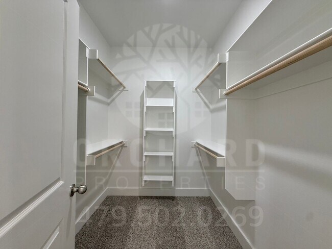 Building Photo - 2000 E Brookview Dr