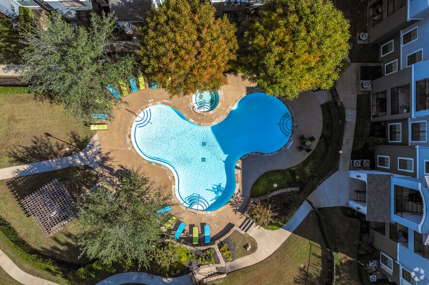 Sparkling Swimming Pool with Spa - Northside on Travis