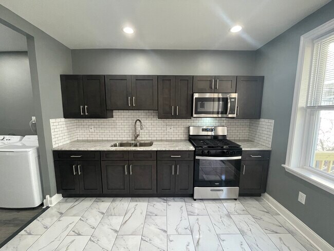 Building Photo - 1611 S Yewdall St