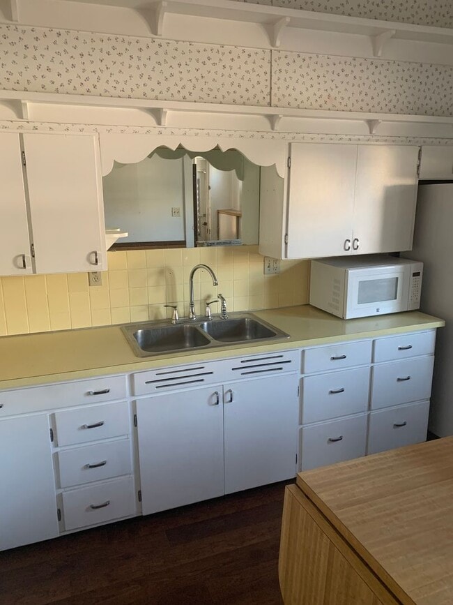 Building Photo - CEDAR FALLS 3BR house w garage, fenced yard, central air