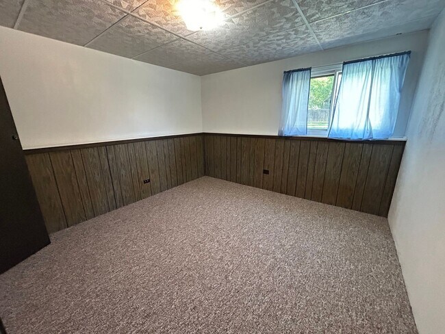 Building Photo - 5 Bed 2 Bath Home with 2 Car Attached Gara...