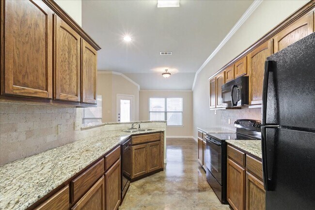 Building Photo - 3BR / 2BA Duplex in Hewitt, Texas | Midway ISD