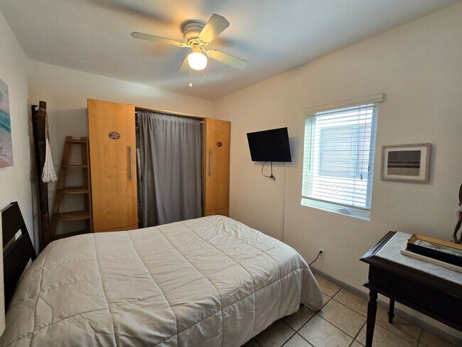 Building Photo - 5710 Vineland Ave