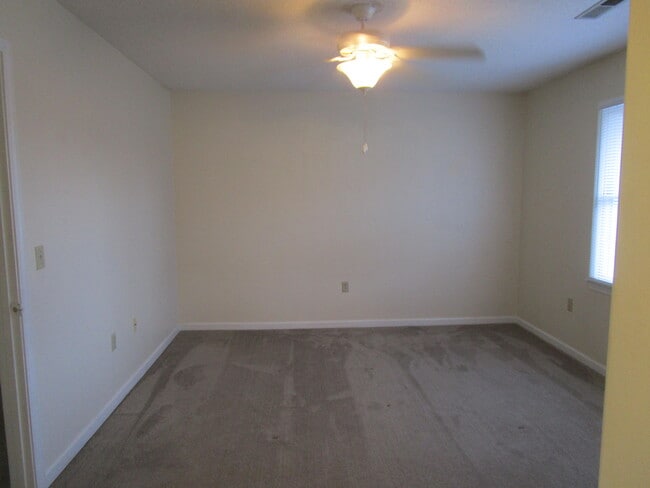 Building Photo - 40 Travis Ct