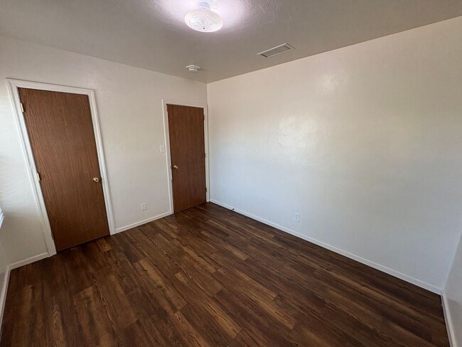Building Photo - NW Visalia corner lot home available now!