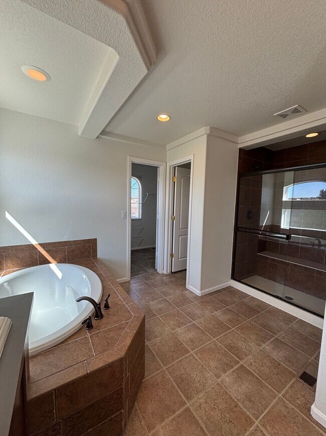 Building Photo - 5 Bed, 3.5 Bath with A/C, Available Now! -...