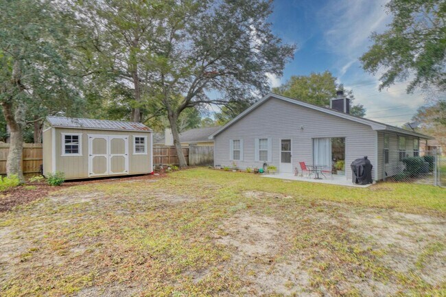 Building Photo - Updated 3 Bedroom in Central Location!