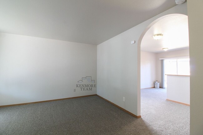 Building Photo - 825 S Elm St