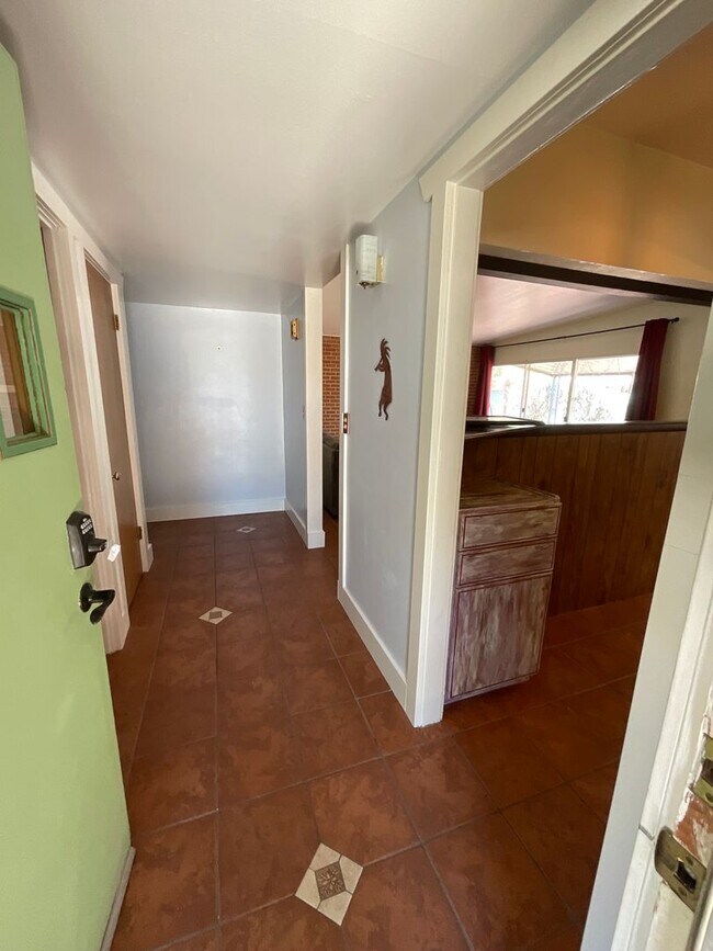 Building Photo - Eastside home with privacy on cul-de-sac