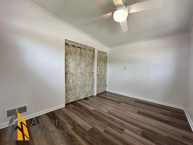 Building Photo - Spacious 4 Bedroom + Den Home with Private...